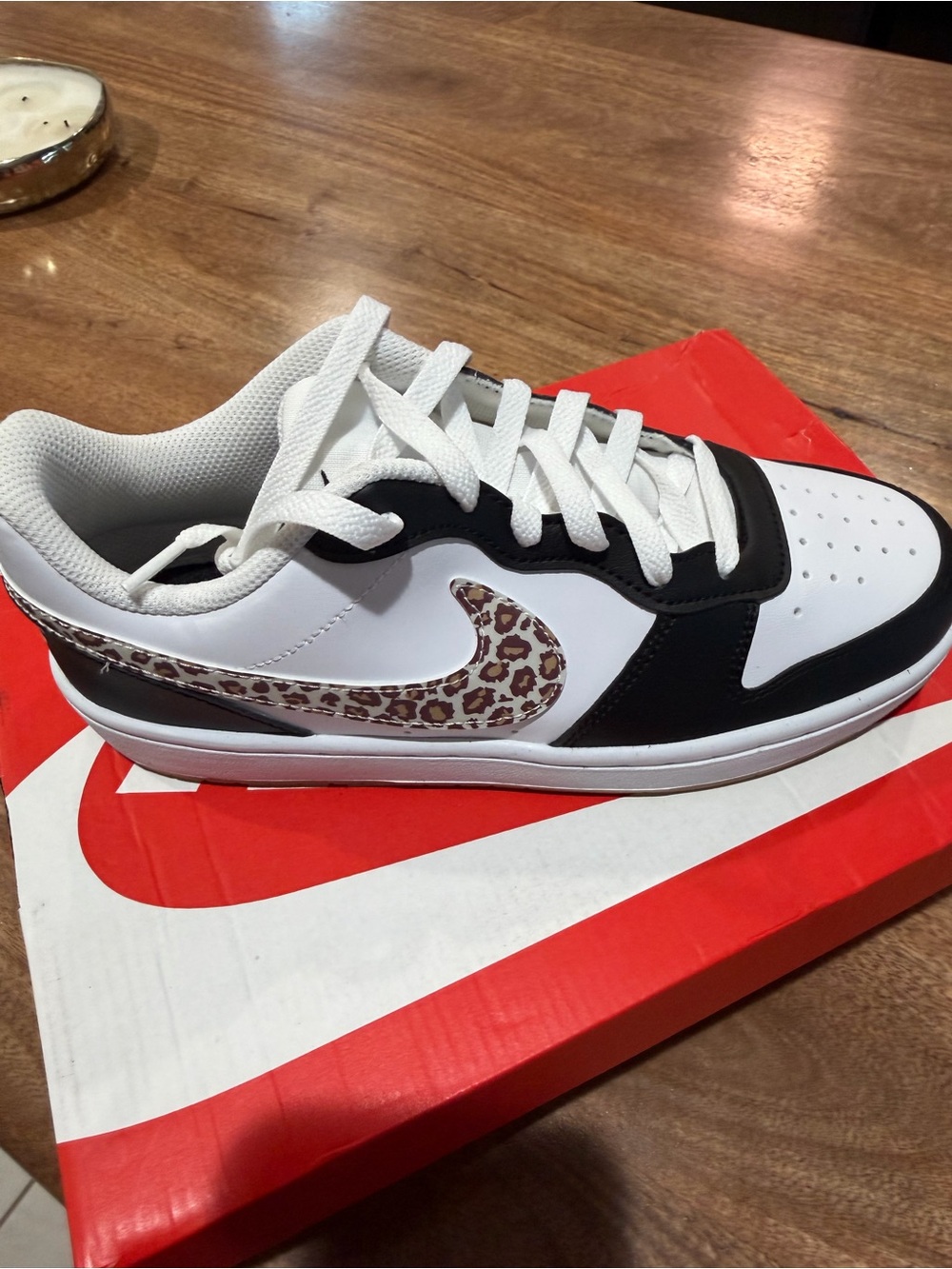Nike kids Low-Top Sneaker - White/Black with Leopard Swoosh